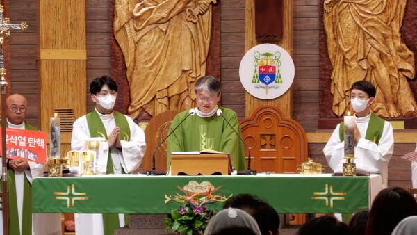 천주교 정의구현전국사제단(비상대책위원장 송년홍 신부)은 6일 오후 7시 30분 경기 수원시 정자동 주교좌성당에서 '오염된 바다, 흔들리는 민주주의를 우려하는 월요시국기도회'를 열었다. 사진은 미사 주례를 맡은 서복원 신부가 기도를 올리는 모습. 2023.11.6. 천주교정의구현전국사제단 유튜브 채널 갈무리