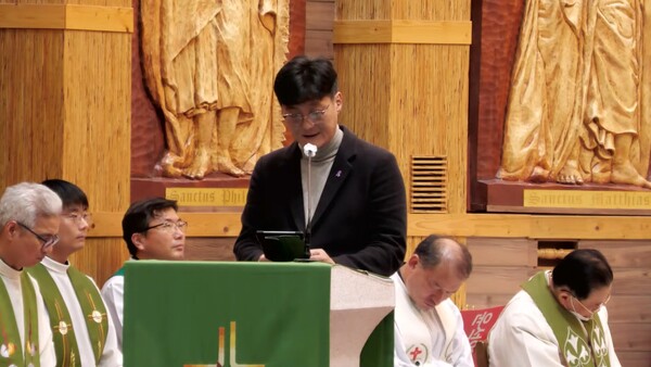 천주교 정의구현전국사제단(비상대책위원장 송년홍 신부)은 6일 오후 7시 30분 경기 수원시 정자동 주교좌성당에서 '오염된 바다, 흔들리는 민주주의를 우려하는 월요시국기도회'를 열었다. 사진은  10.29 이태원 참사 희생자 고 최유진 씨 아버지 최정주 씨가 연대발언을 하는 모습. 2023.11.6. 천주교정의구현전국사제단 유튜브 채널 갈무리