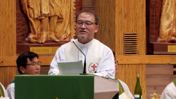 천주교 정의구현전국사제단(비상대책위원장 송년홍 신부)은 6일 오후 7시 30분 경기 수원시 정자동 주교좌성당에서 '오염된 바다, 흔들리는 민주주의를 우려하는 월요시국기도회'를 열었다. 사진은 전합수 신부가 강론을 하는 모습. 2023.11.6. 천주교정의구현전국사제단 유튜브 채널 갈무리