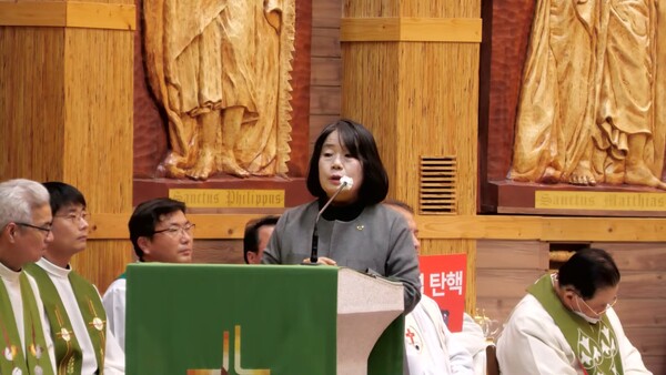 천주교 정의구현전국사제단(비상대책위원장 송년홍 신부)은 6일 오후 7시 30분 경기 수원시 정자동 주교좌성당에서 '오염된 바다, 흔들리는 민주주의를 우려하는 월요시국기도회'를 열었다. 사진은  무소속 윤미향 의원이 연대발언을 하는 모습. 2023.11.6. 천주교정의구현전국사제단 유튜브 채널 갈무리