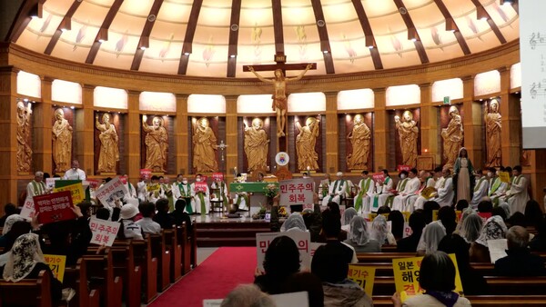 천주교 정의구현전국사제단(비상대책위원장 송년홍 신부)은 6일 오후 7시 30분 경기 수원시 정자동 주교좌성당에서 '오염된 바다, 흔들리는 민주주의를 우려하는 월요시국기도회'를 열었다. 2023.11.6. 천주교정의구현전국사제단 유튜브 채널 갈무리