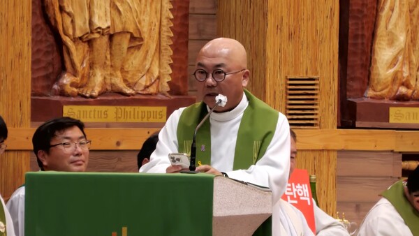 천주교 정의구현전국사제단은 6일 오후 7시 30분 경기 수원시 정자동 주교좌성당에서 '오염된 바다, 흔들리는 민주주의를 우려하는 월요시국기도회'를 열었다. 사진은  사제단 비상대책위원장 송년홍 신부가 발언하는 모습. 2023.11.6. 천주교정의구현전국사제단 유튜브 채널 갈무리