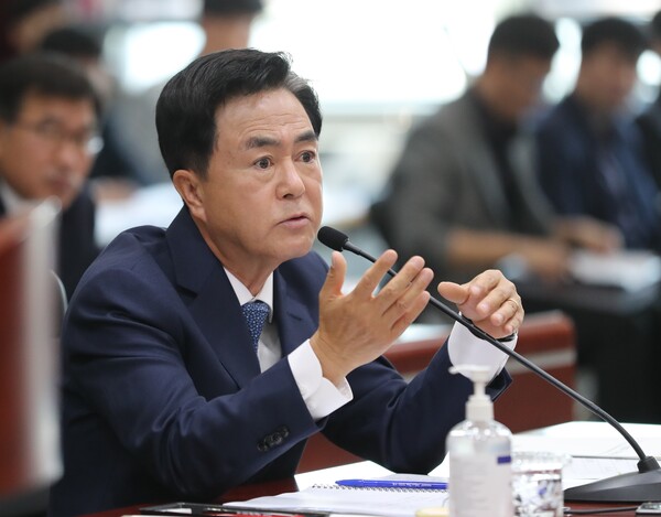 23일 충남도청에서 열린 국회 행정안전위원회의 충남도에 대한 국정감사에서 김태흠 충남지사가 질의에 답변하고 있다. 2023.10.23. 연합뉴스