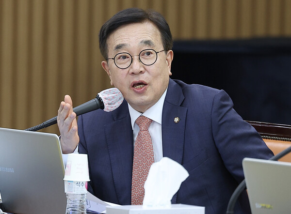 국민의힘 서병수 의원이 17일 대구 북구 경북대학교 글로벌플라자에서 열린 국회 교육위원회의 경북대학교 등에 대한 국정감사에서 질의하고 있다. 2023.10.17. 연합뉴스
