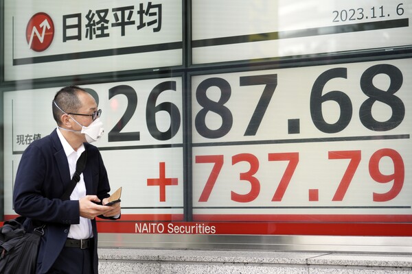 닛케이 주가 지수를 보여 주는 도쿄 거리의 전광판. 지난 주 미국의 조기 금리 인하에 대한 기대로 아시아 주가가 상승했다. 2023.12.06. AP 연합뉴스