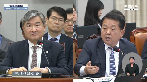 더불어민주당 김병주 의원(오른쪽)이 7일 국회 운영위원회 대통령실 국정감사에서 조태용 대통령실 국가안보실장(왼쪽)에게 질의하고 있다. 2023.11.7. 국회방송 갈무리