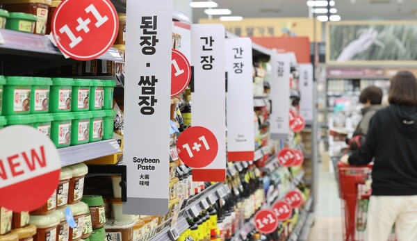 7일 한국소비자원의 가격정보 종합포털 '참가격'에 따르면 지난달 기준으로 케첩(36.5%), 된장(29.6%), 간장(28.6%) 등 대체로 조리할 때 많이 쓰이는 양념류와 소스류의 가격이 크게 올랐다. 사진은 이날 서울 한 대형 마트의 양념류 매대. 2023.11.7. 연합뉴스
