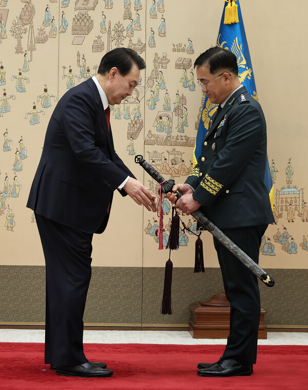 윤석열 대통령이 6일 서울 용산 대통령실 청사에서 여인형 국군방첩사령관에게 삼정검 수치를 수여하고 있다. 2023.11.6. 연합뉴스 