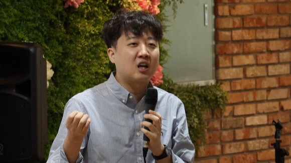 국민의힘 이준석 전 대표가 26일 오후 경기도 안산시 한 공유공간에서 열린 저서 '이준석의 거부할 수 없는 미래' 독자와의 만남 행사에서 인사말을 하고 있다. 2023.3.26. 연합뉴스