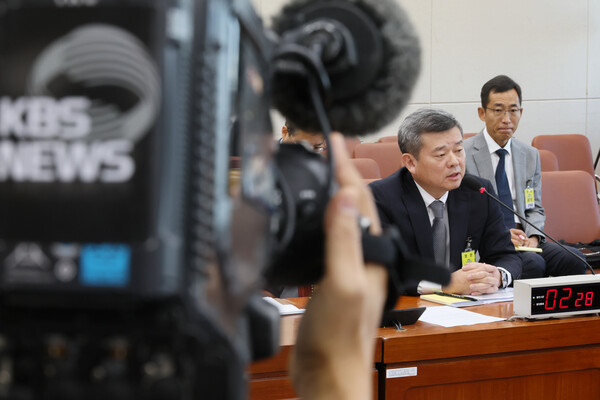 박민 KBS 사장 후보자가 7일 국회 과학기술정보방송통신위원회에서 열린 인사청문회에서 의원 질의에 답변하고 있다. 2023.11.7 연합뉴스