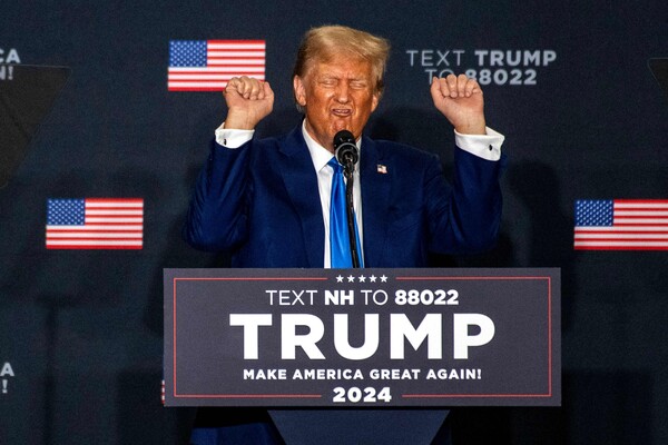 2024 미국 대선에 출마한 도널드 트럼프 전 미국 대통령이 23일(현지시간) 뉴햄프셔주 데리의 뉴잉글랜드 스포츠센터에서 익살스러운 표정을 지으며 연설하고 있다. 뉴햄프셔주 대통령 선거인단 수는 전체 538명 중 4명에 불과하지만, 이곳 프라이머리는 아이오와 코커스와 함께 경선의 향배를 가늠하는 풍향계 역할을 한다. 2023.10.24. AFP 연합뉴스