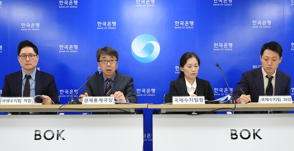 신승철 한국은행 경제통계국장(왼쪽 두 번째)이 8일 서울 중구 한국은행에서 2023년 9월 국제수지(잠정)의 주요 특징을 설명하고 있다. 2023.11.8. 연합뉴스