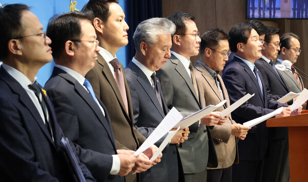 국회 운영위원회 소속 더불어민주당 의원들이 8일 국회에서 김대기 대통령 비서실장의 공직자 재산 신고 누락과 관련한 기자회견을 하고 있다. 2023.11.8. 연합뉴스