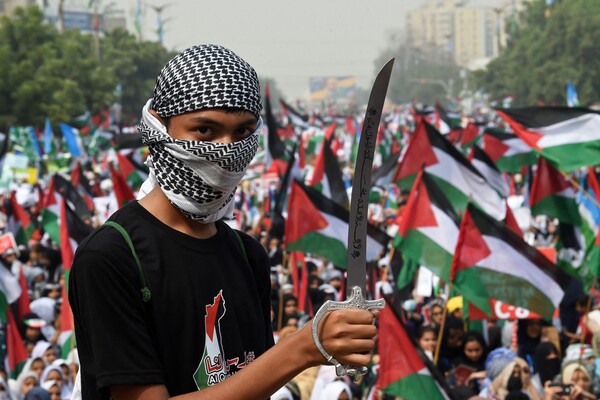 파키스탄 최대 도시인 카라치에서 8일 열린 팔레스타인 지지 시위에서 복면을 한 학생이 모조 칼을 들고 있다. 2023 11. 08 [AFP=연합뉴스]