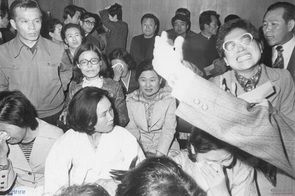 인혁당재건위사건 관련자 8명의 사형이 확정되자 울부짖는 가족들…1974년 4월 9일, 민청학련 사건의 배후로 지목돼 인혁당재건위 혐의로 구속된 여정남 등 8명이 사형 판결 18시간 만에 사형 집행을 당하고 말았다. 이 사건은 1959년 이승만 정권이 저지른 진보당 조봉암 사형 집행과 더불어 2대 사법살인으로 남아 있다. 민주화운동기념사업회