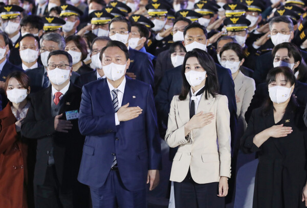 윤석열 대통령과 부인 김건희 씨가 지난해 10월 21일 인천 송도컨벤시아에서 열린 제77주년 경찰의날 기념식에서 국기에 경례를 하고 있다. 연합뉴스