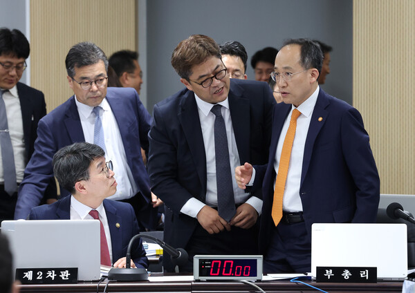 추경호 경제부총리 겸 기획재정부 장관(오른쪽)이 19일 오후 세종시 정부세종청사에서 열린 국회 기획재정위원회의 기획재정부에 대한 국정감사가 잠시 휴정하자 김완섭 2차관, 김언성 기획조정실장(가운데) 등과 대화하고 있다. 2023.10.19. 연합뉴스
