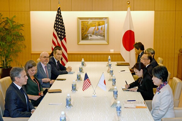 토니 블링컨 미국 국무부 장관(왼쪽)과 가미카와 요코 일본 외무상(오른쪽)이 7일 일본 도쿄에서 열린 주요 7개국(G7) 외교장관 회의를 계기로 회담하고 있다. 양국 장관은 이날 이스라엘과 팔레스타인 무장 정파 하마스 간 교전 중지를 위해 긴밀히 협력하기로 했다. 2023.11.08. AFP 연합뉴스
