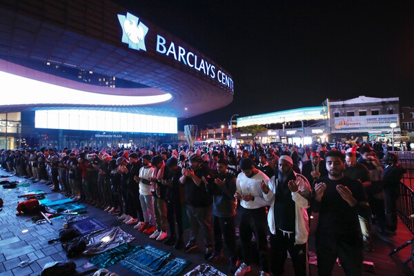 7일(현지시간) 미국 뉴욕 브루클린 바클레이스 센터 앞에서 무슬림 남성들이 팔레스타인 지지 집회를 열고 있다. 팔레스타인 무장정파 하마스가 지난달 7일 이스라엘을 기습 공격하면서 시작된 전쟁으로 지금까지 가자지구에만 1만여 명이 목숨을 잃었다. 2023.11.08. AFP 연합뉴스