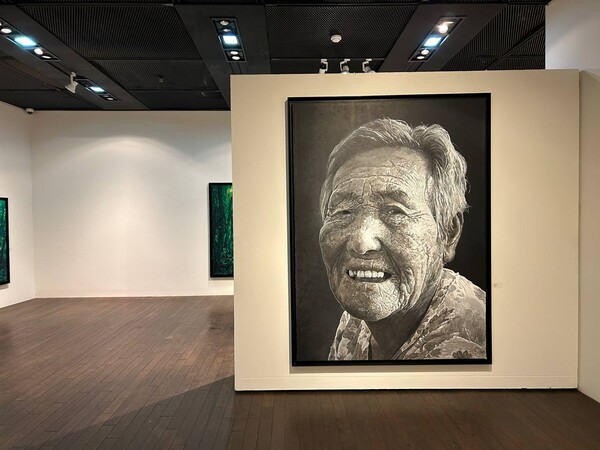 이명복 화백의 개인전 ‘동행’이 서울 종로구 인사아트센터 제주갤러리에서 열리고 있다. 시민언론 민들레