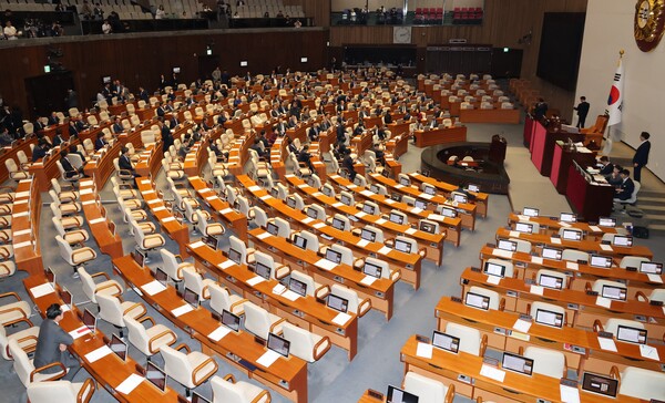 9일 국회 본회의장 국민의힘 의원들 자리가 비어 있다. 노란봉투법과 방송3법은 이날 야당 단독으로 통과됐다. 2023.11.9. 연합뉴스