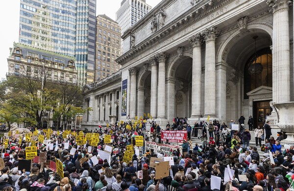 미국 뉴욕의 뉴욕공립도서관 계단 앞에서 9일 가자기구에 대한 이스라엘의 군사공격에 반대하고 팔레스타인 주민을 지지하는 학생 주도의 시위가 발어지고 있다. [2023. 11. 09EPA=연합뉴스]