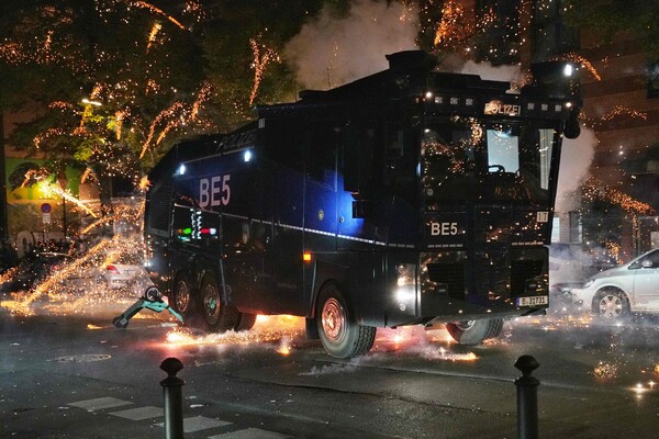 팔레스타인 무장 정파 하마스와 이스라엘 간 교전이 계속되는 가운데 18일(현지시간) 독일 베를린에서 벌어진 팔레스타인 지지 시위 현장에서 불꽃이 터지고 있다. 전날 벌어진 가자지구 병원 폭발 참사에 대해 조 바이든 미국 대통령은 가자지구 내 테러그룹의 로켓 오발에 따른 것이라고 밝혔다. 2023.10.19. AFP 연합뉴스