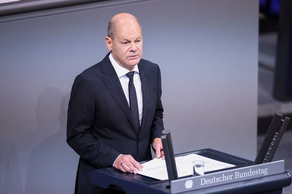 올라프 숄츠 독일 총리가 12일(현지시간) 베를린 연방하원에서 시정연설을 하고 있다. 팔레스타인 무장정파 하마스와 이스라엘 간 무력 충돌이 수일째 이어지는 가운데 이날 숄츠 총리는 나치 정권 시절 독일의 과거사를 거론하며 이스라엘에 대한 굳은 지지를 표했다. 2023.10.13. 로이터 연합뉴스