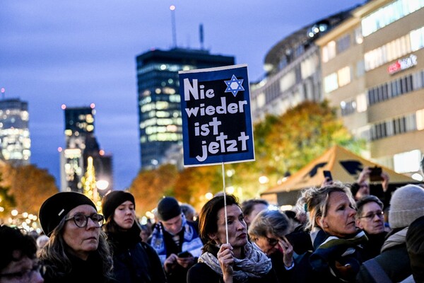 9일 베를린에서 열린 유대인협회 주최 '수정의 밤'에 참가한 여성이 "이제 다시는 안돼"라는 뜻의 문구가 적힌 피켓을 들고 있다. 85주년 추모식2923.11.09.  EPA 연합뉴스