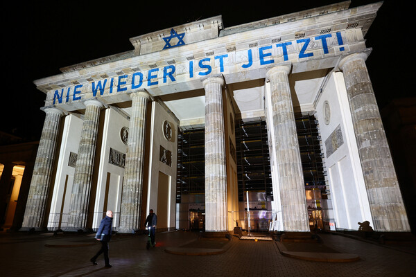  9일 '수정의 밤' 85주년을 맞아 베를린 브란덴부르크 문에 내건 이스라엘을 상징하는 다윗의 별과 '이제 다시는 안돼'라는 뜻의 문구. 2023.11.09. 로이터 연합뉴스