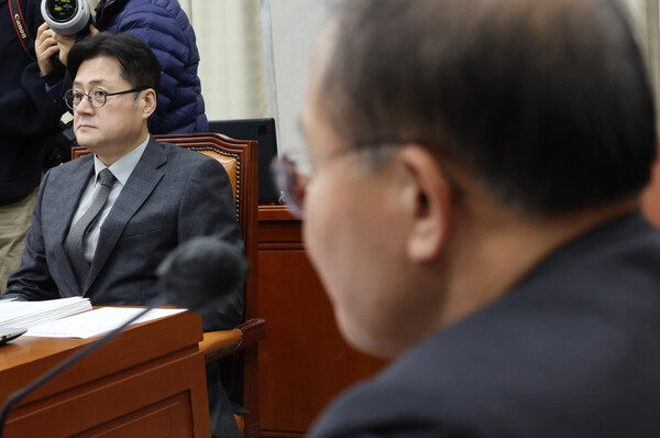 10일 국회에서 열린 운영위원회 전체회의에 참석한 국민의힘 윤재옥 원내대표(오른쪽)와 더불어민주당 홍익표 원내대표가 굳은 표정을 짓고 있다. 2023.11.10. 연합뉴스