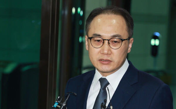 이원석 검찰총장이 9일 오후 서울 서초구 대검찰청에서 퇴근하며 더불어민주당이 손준성 대구고검 차장검사, 이정섭 수원지검 2차장검사 등 검사 2명에 대한 탄핵소추안 발의 입장을 밝히고 있다. 2023.11.9. 연합뉴스