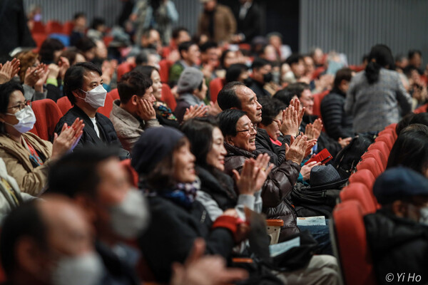 10일 오후 서울 은평문화예술회관에서 열린 시민언론 민들레 1주년 후원한마당에서 참석자들이 박수를 치며 환호하고 있다. 2023.11.10. 사진작가 이호