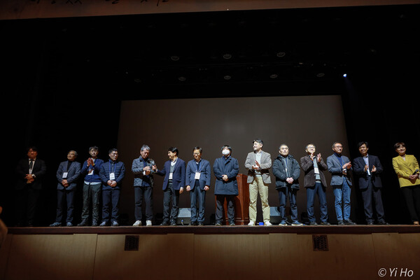 10일 오후 서울 은평문화예술회관에서 열린 시민언론 민들레 1주년 후원한마당에서 에디터와 기자들이 시민들에게 인사하기 위해 단상에 올라와 있다. 2023.11.10. 사진작가 이호