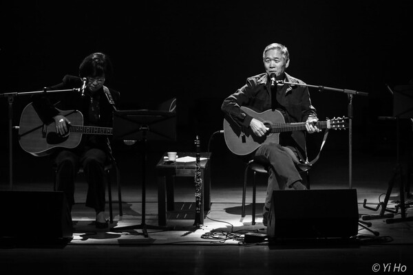 가수 정태춘, 박은옥 씨가 10일 오후 서울 은평문화예술회관에서 열린 민들레 1주년 후원 한마당에서 공연하고 있다. 2023.11.10. 사진작가 이호