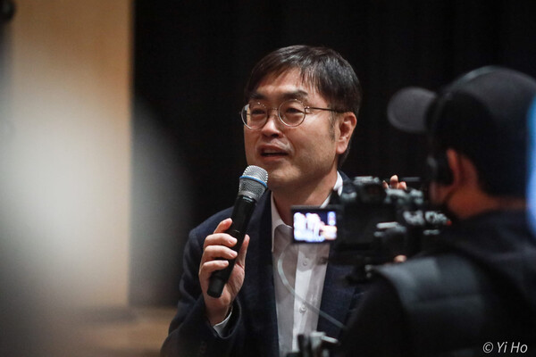 10일 오후 서울 은평문화예술회관에서 열린 시민언론 민들레 1주년 후원한마당에서 시민언론 뉴탐사 강진구 기자가 참석자들을 상대로 즉석 인터뷰를 진행하고 있다. 2023.11.10. 사진작가 이호