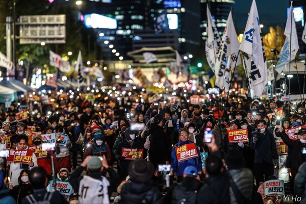 11일 서울 시청역 앞에서 열린 64차 촛불대행진에 참가한 시민들의 모습. 2023.11.11. 이호 사진작가