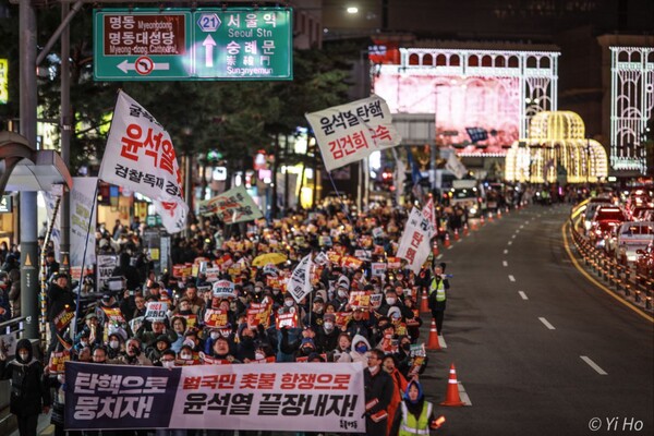 64차 촛불대행진에 참가한 시민들이 11일 한국은행 앞 사거리 인근을 행진하고 있다. 2023.11.11. 이호 사진작가
