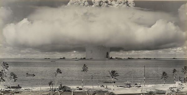 비키니섬의 핵폭발…1946년 7월 1일 09시 00분 1초, 미국의 두번째 핵실험이자 세계 최초의 수중 핵폭발 실험 장면이다.