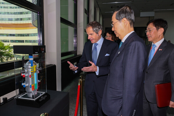 유럽을 순방 중인 한덕수 국무총리가 9일 오스트리아 빈에 있는 국제원자력기구(IAEA) 로비에 전시된 한국형 SMR(소형모듈원자로) '스마트'의 모형을 보며 라파엘 그로시 IAEA 사무총장(왼쪽)의 설명을 듣고 있다. 2023.5.10. 연합뉴스 