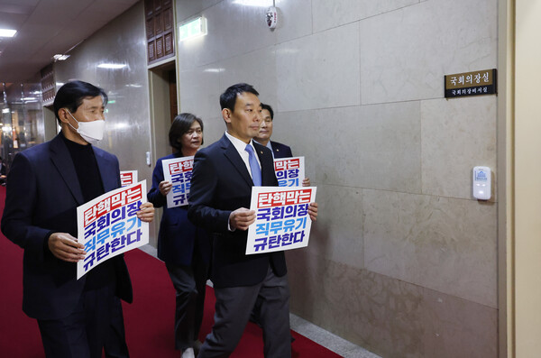 더불어민주당 김용민 의원 등이 10일 이동관 방통위원장 탄핵안 처리를 위한 본회의 개최를 요구하며 국회의장실을 항의 방문하고 있다. 2023.11.10. 연합뉴스