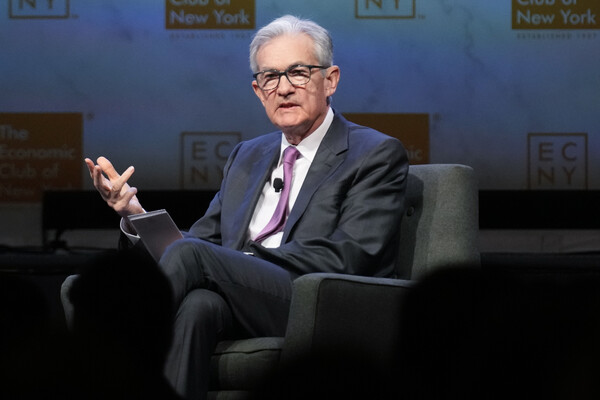 제롬 파월 미국 연방준비제도(Fed·연준) 의장이 19일(현지시간) 뉴욕에서 열린 뉴욕경제클럽 간담회에서 연설하고 있다. 이날 파월 의장은 미국의 물가상승률이 여전히 높으며 경제 성장세가 현 상황보다 둔화돼야 물가 목표를 안정적으로 달성할 수 있다고 평가했다. 2023.10.20. AP 연합뉴스