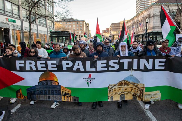 미국 매사추세츠주 보스톤에서 팔레스타인 지지 시위가 진행되고 있다. 펼침막에는 "자유로운 팔레스타인"이란 글귀가 씌어 있다.  2023. 11. 12 [AFP=연합뉴스]