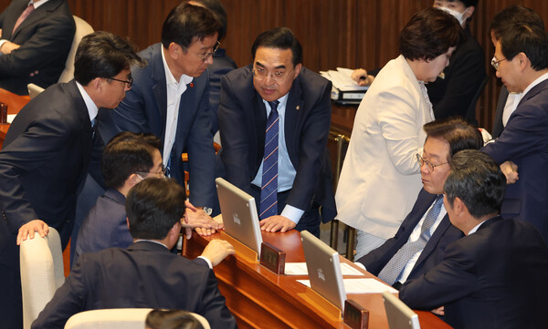 27일 국회 본회의에서 특검법 제안 설명 중 민주당 의원들이 이재명 대표 자리에 모여 대화하고 있다. 2023.4.27. 연합뉴스