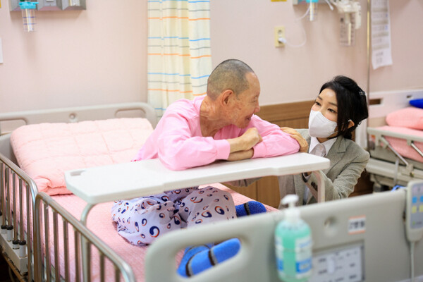 김건희 씨가 지난 7일 전남 고흥 국립소록도병원을 찾아 병실에서 환자와 대화하고 있다. [대통령실 제공]