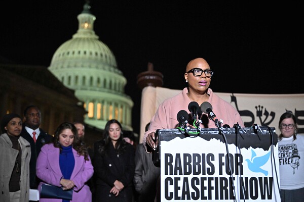 아이나 프레슬리 미국 매사추세츠주 출신 민주당 하원의원이 13일(현지시간) 저녁 국회의사당 앞에서 열린 집회에서 이스라엘과 팔레스타인 하마스 간 전쟁 종식을 촉구했다. 유대인 랍비들이 주최한 이날 집회에는 여러 민주당 하원의원들이 참석해 휴전을 촉구했다. 2023.11.14. AFP 연합뉴스