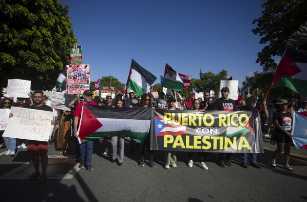 12일(현지시간) 중미 푸에르토리코에서 여러 시민단체들이 '이스라엘의 가자지구 군사작전을 규탄하는 시위를 벌였다. 시위대 앞줄에는 '팔레스타인과 함께하는 푸에르토리코'라는 플랭카드와 "1만1천, 얼마나 더 사망해야 하나?"라는 손팻말이 보인다. 2023.11.13. EPA 연합뉴스