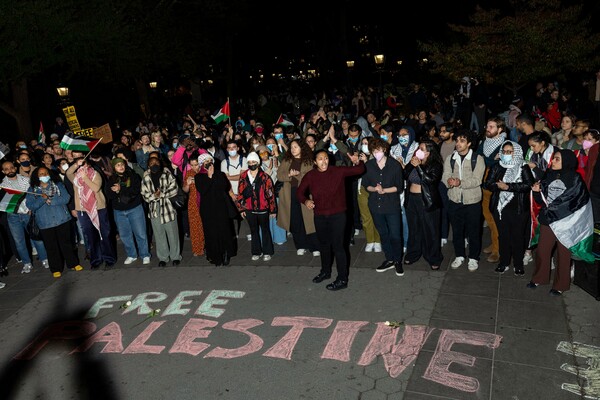 미국 뉴욕대학교 학생들이 17일(현지시간) 밤 뉴욕에 있는 워싱턴광장 바닥 타일에 '팔레스타인을 해방하라'는 글씨를 쓰고 팔레스타인을 지지하는 촛불시위를 벌였다. 미국의 조 바이든 정부는 일관되게 이스라엘을 지지하고 있지만, 미국 대학가에서는 팔레스타인을 지지하는 분위기도 만만치 않다. 2023.10.18. AFP 연합뉴스