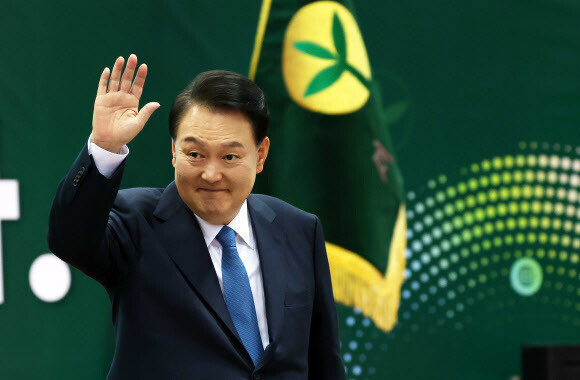 윤석열 대통령이 지난 12일 경기 고양시 킨텍스에서 열린 ‘2023 전국새마을지도자대회-청년의 약속 선포식’에서 축사를 마친 뒤 인사하고 있다. 2023.11.12 연합뉴스