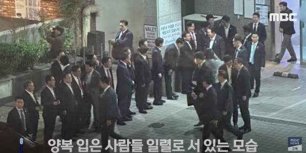 윤석열 대통령이 지난해 4월 6일 저녁 부산 해운대의 한 횟집에서 회식을 마치고 나오고 있다. 엠비시 뉴스화면